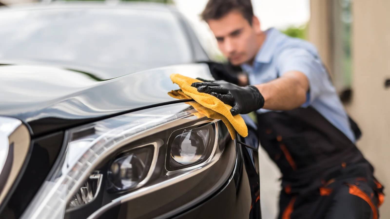 mobile detailer working