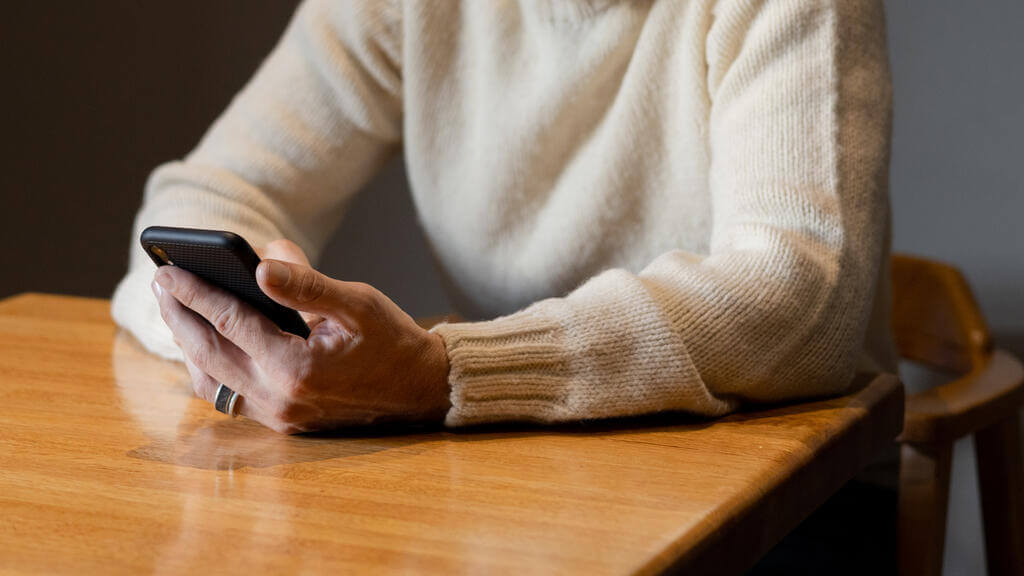 guy scrolling his phone
