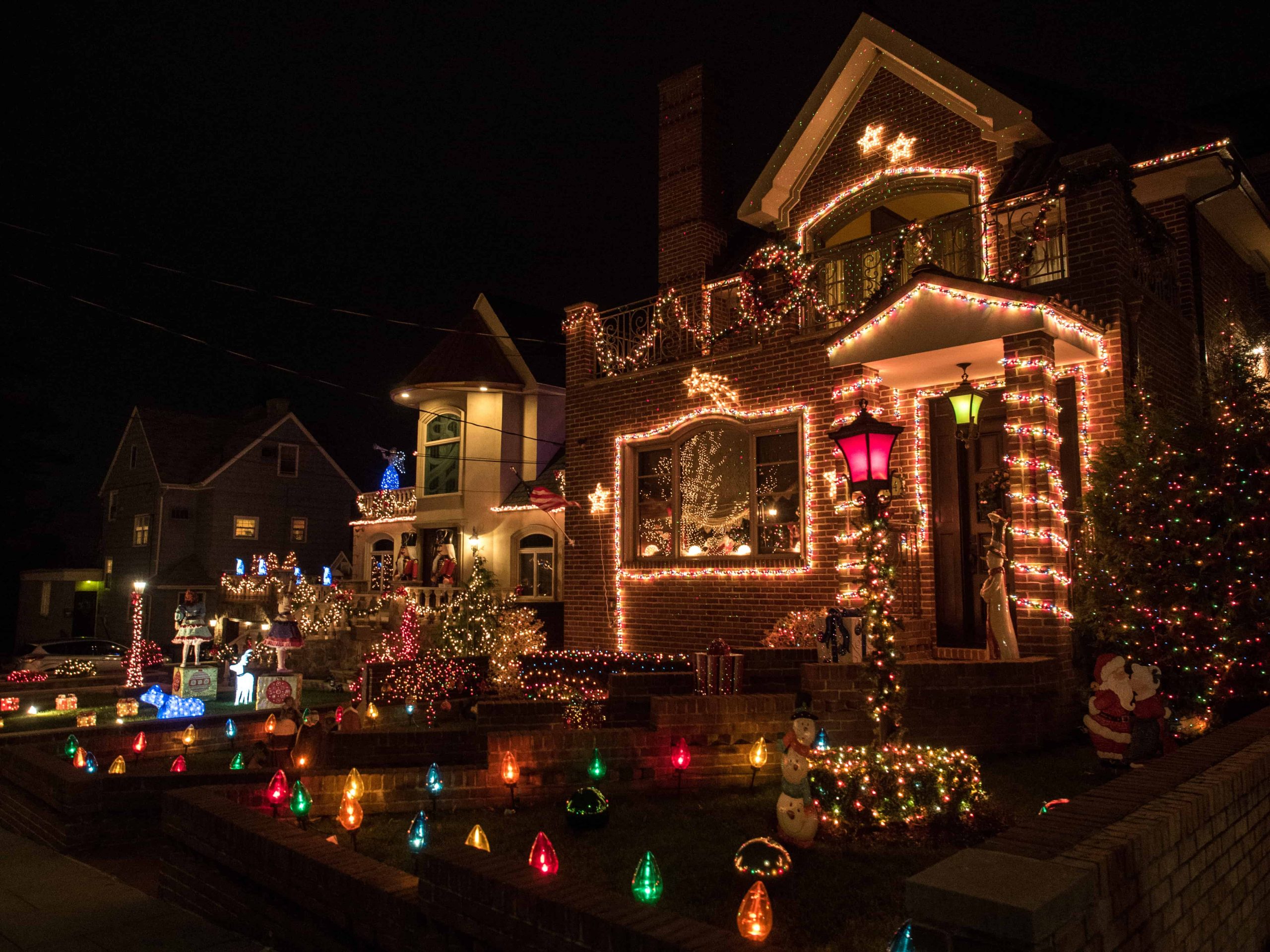 holiday christmas lighting outside house